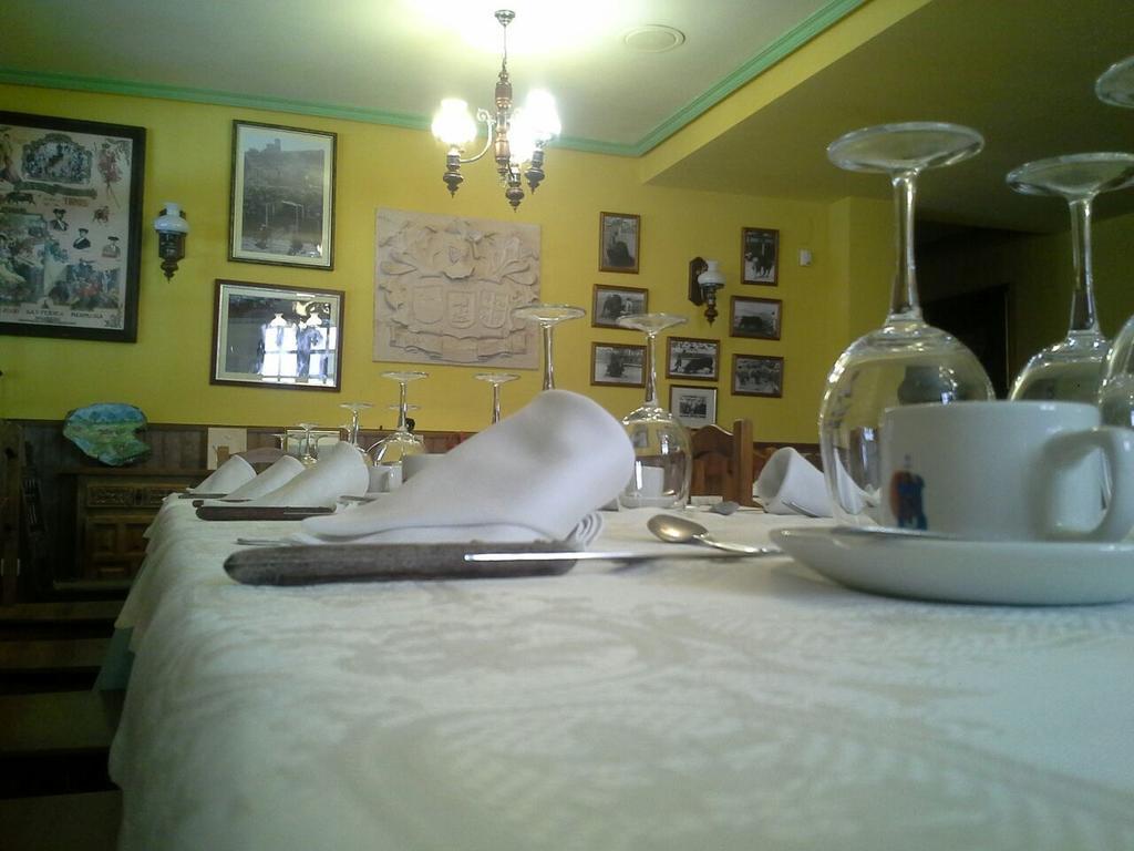 Hostal Restaurante Villa De เซปุลเวดา ภายนอก รูปภาพ